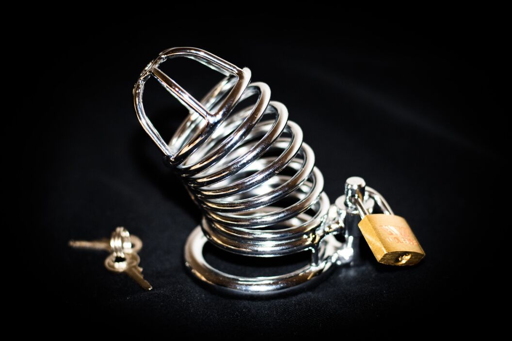 Déni d'orgasme : Le guide complet de cette pratique BDSM intense et frustrante