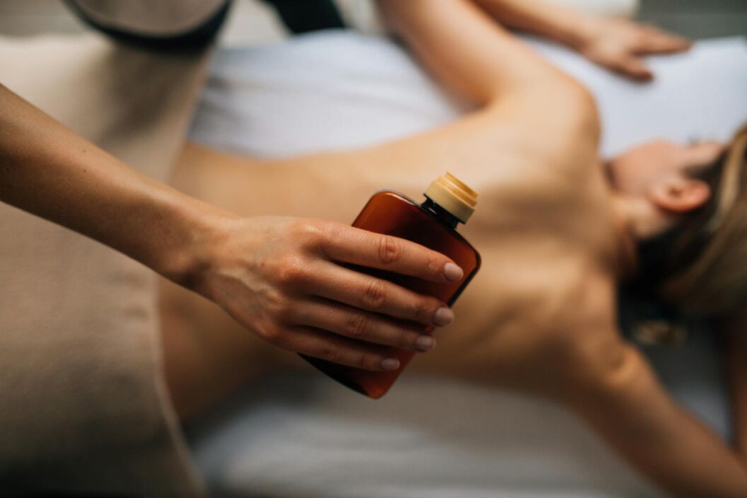 Huiles de massage aphrodisiaques : ton guide pour éveiller les sens